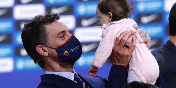 Pau Gasol regresa al FC. Barcelona de Baloncesto en una presentación en la que su hija Ellie ha sido la protagonista