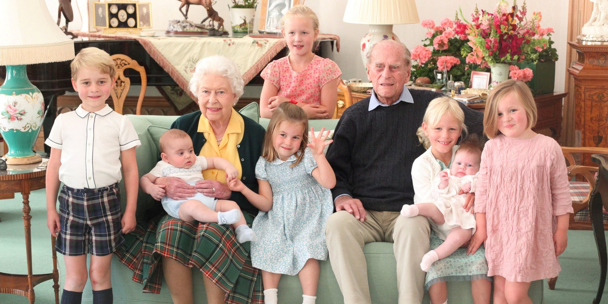 La Familia Real rinde homenaje al Duque de Edimburgo mostrando su lado tierno como bisabuelo
