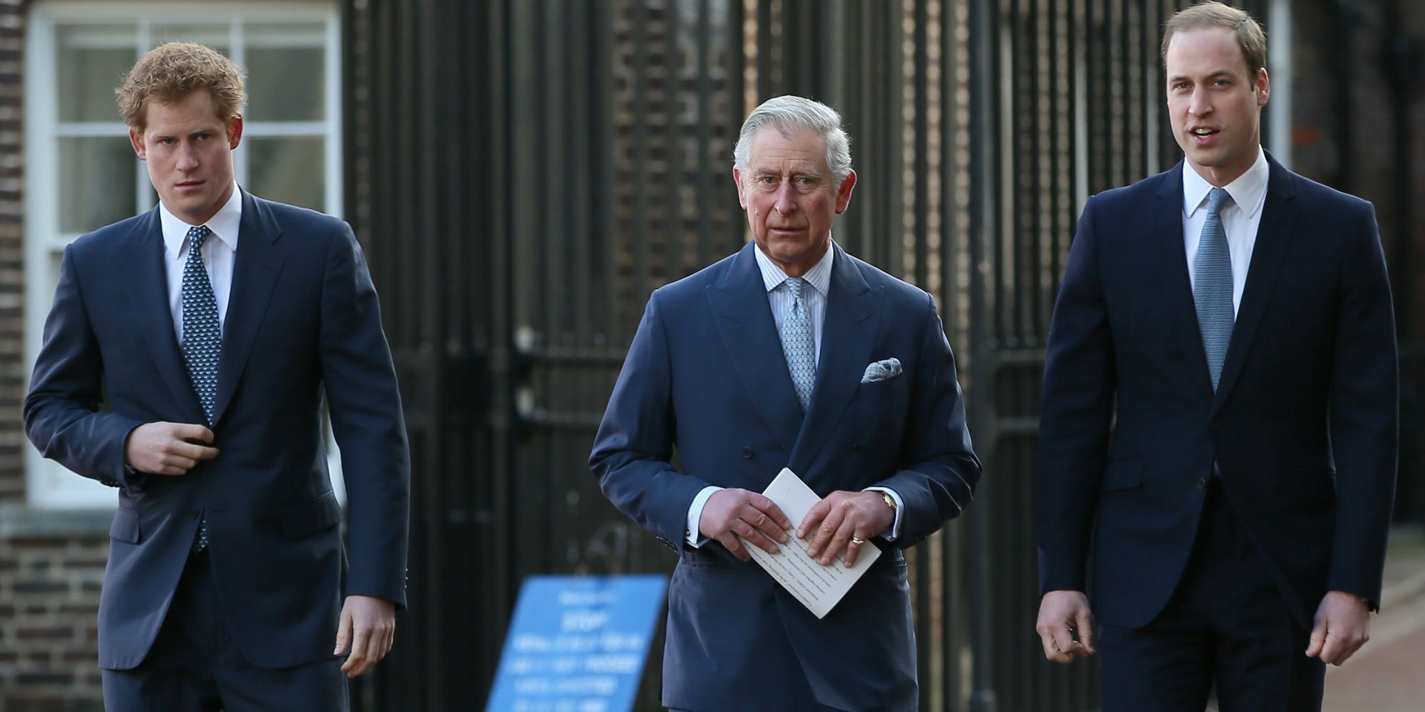 El avance del Príncipe Carlos y el Príncipe Guillermo con el Príncipe Harry: un gesto público y una reunión privada