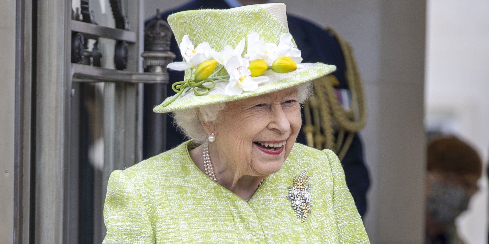 La Reina Isabel dice adiós al luto en su vuelta a los actos oficiales tras el funeral del Duque de Edimburgo