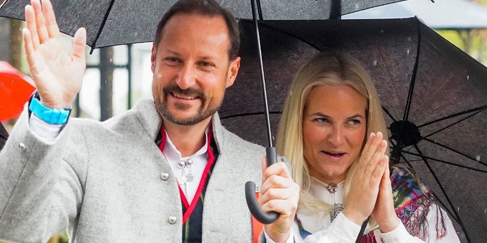 Haakon y Mette-Marit celebran el Día Nacional de Noruega con sus hijos, entre lluvia y con una inusual compañía