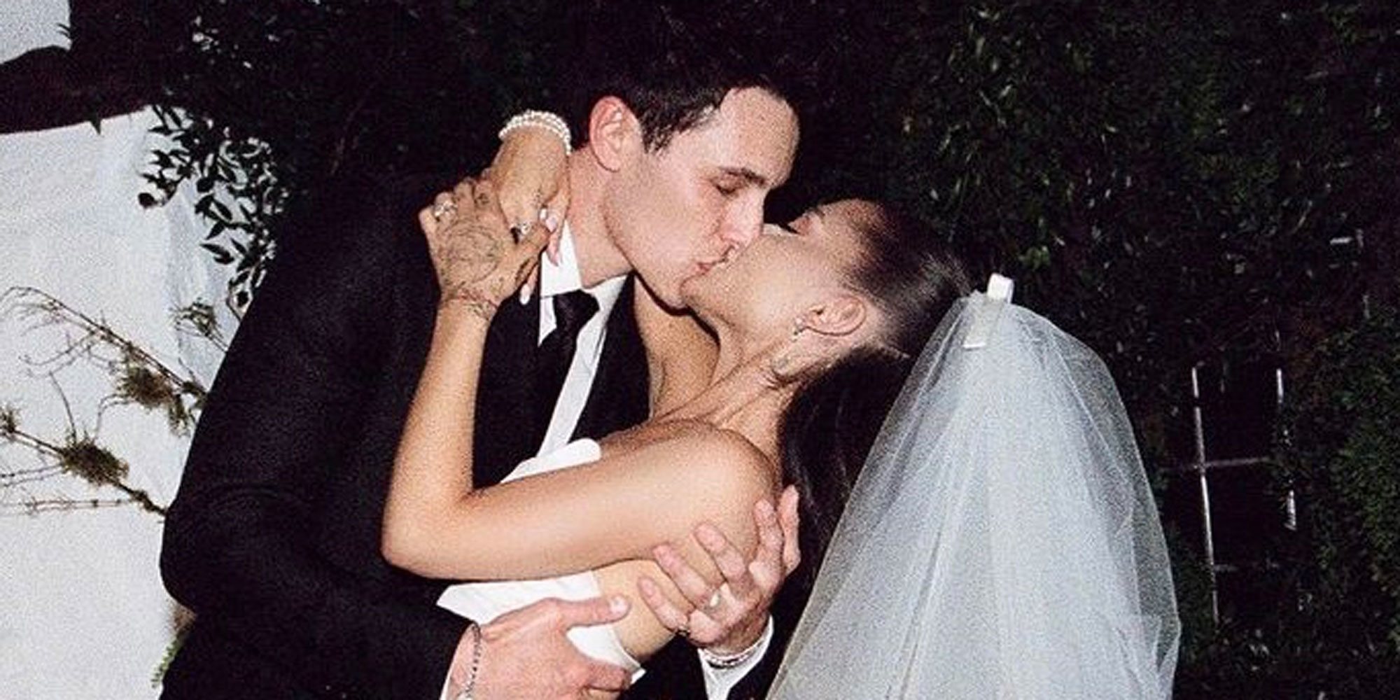 Ariana Grande publica las primeras imágenes de su boda con Dalton Gomez