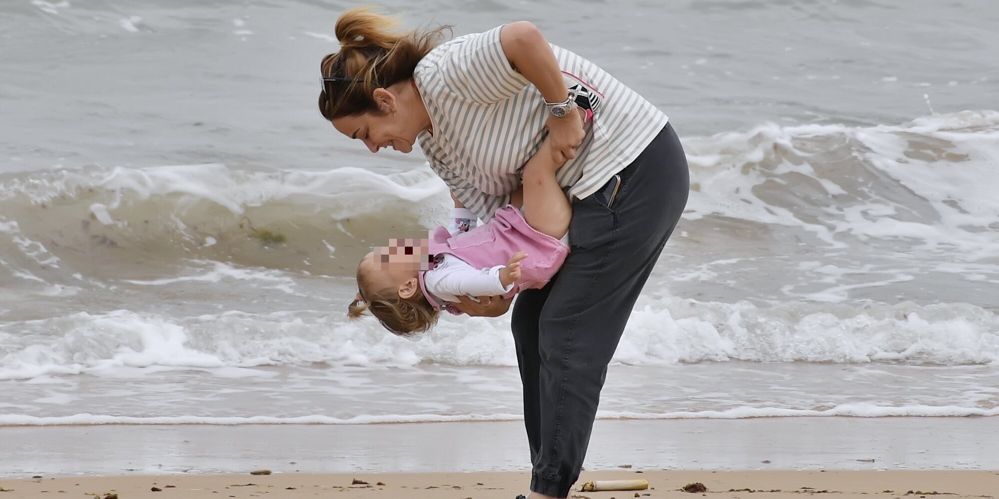 Toñi Moreno disfruta en la playa entre risas y juego con su hija Lola