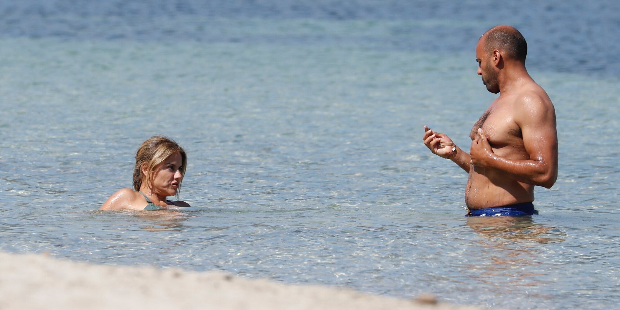 Mónica Hoyos disfruta de las playas de Ibiza con su novio ignorando todos los rumores
