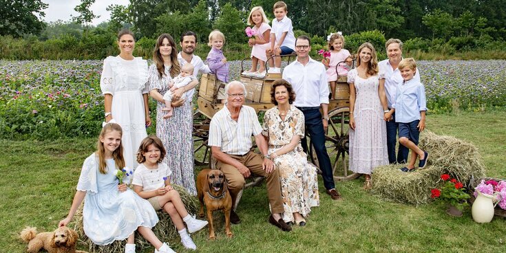 Primera foto de la Familia Real Sueca al completo: el posado perfecto de verano de los Bernadotte