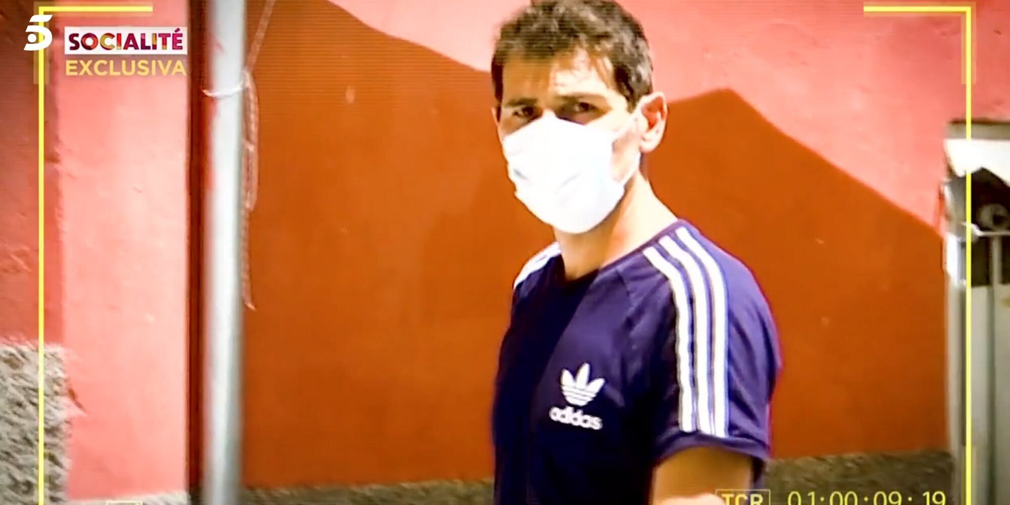 El equipo de 'Socialité' vive un tenso momento con Iker Casillas en su pueblo: "Déjame tranquilo"