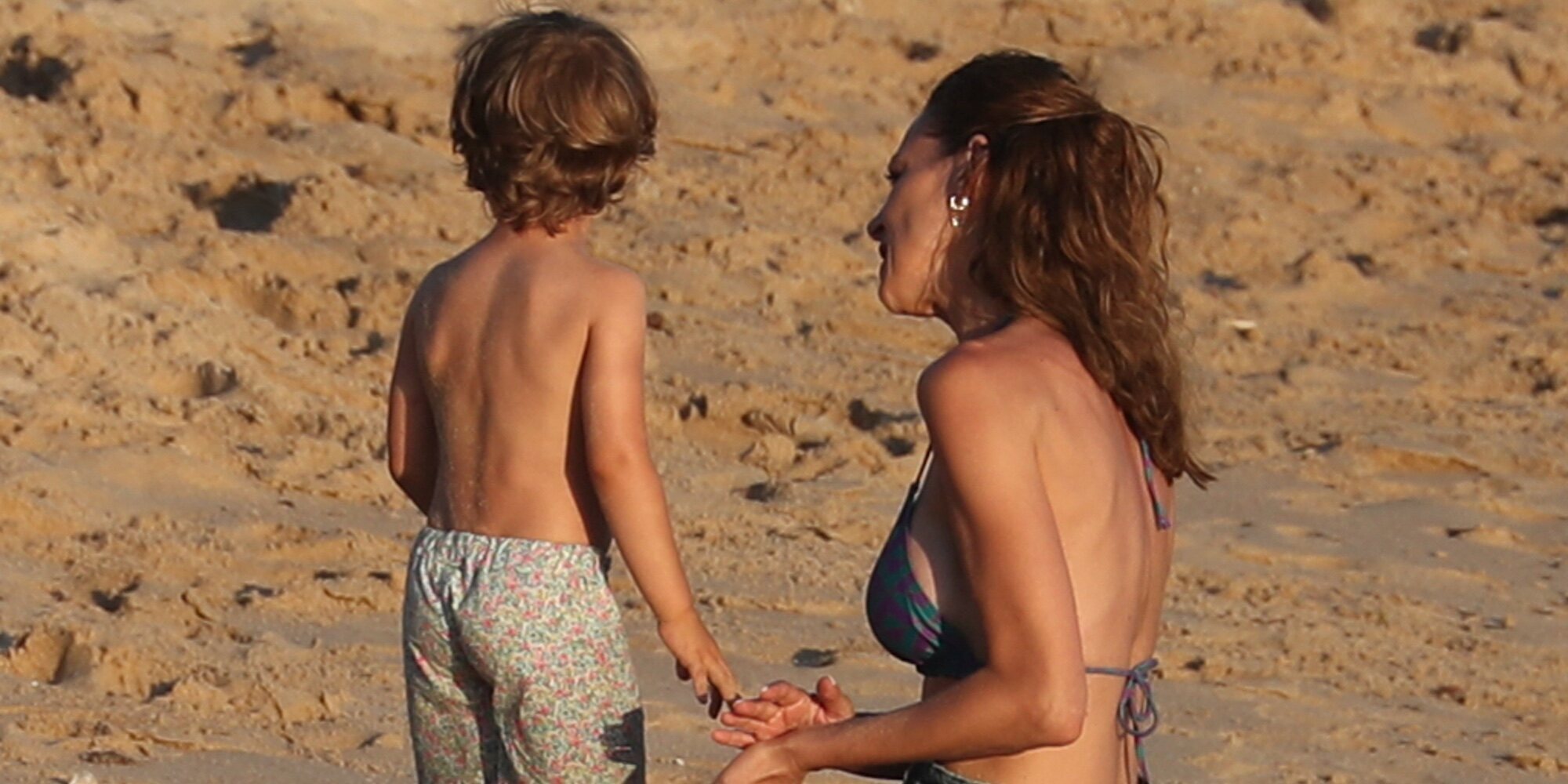 Eva González disfruta de sus vacaciones en la playa con su hijo y sin Cayetano Rivera