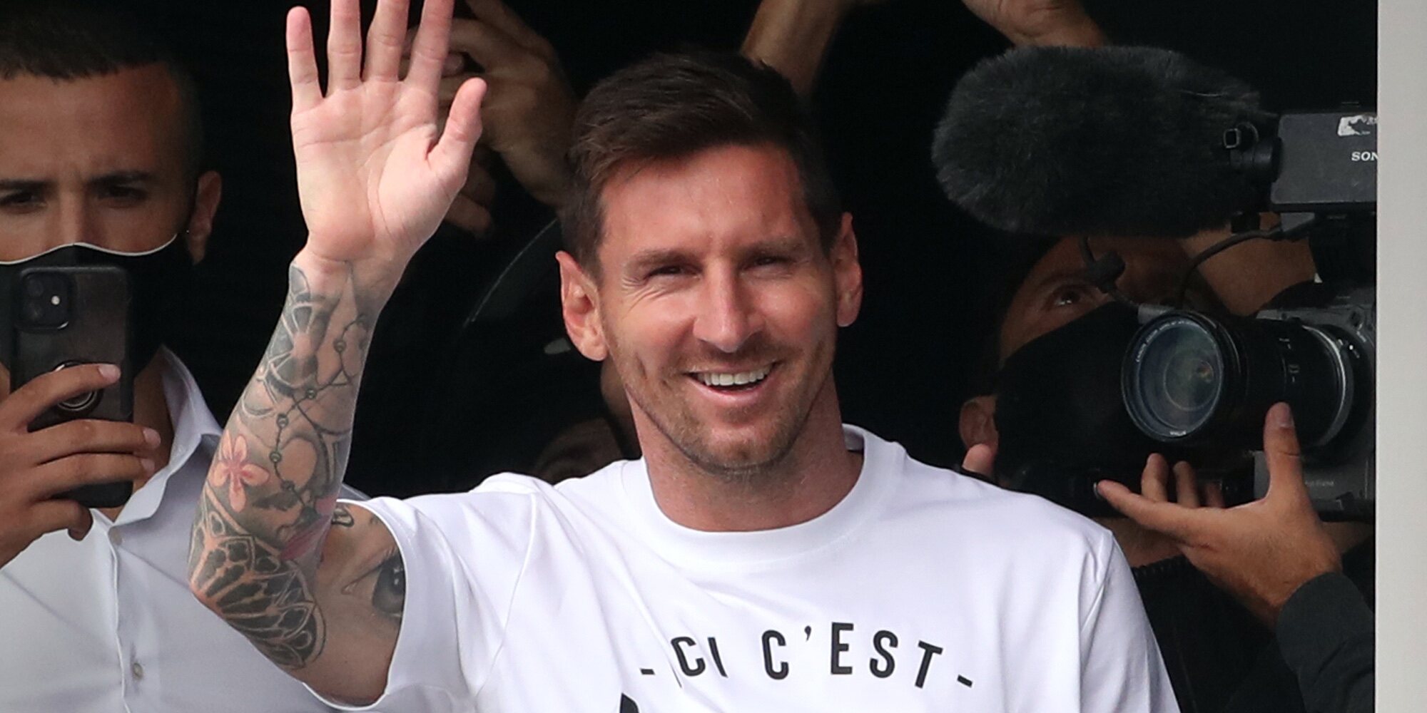 Leo Messi, recibido con los brazos abiertos junto a su familia en su llegada a París