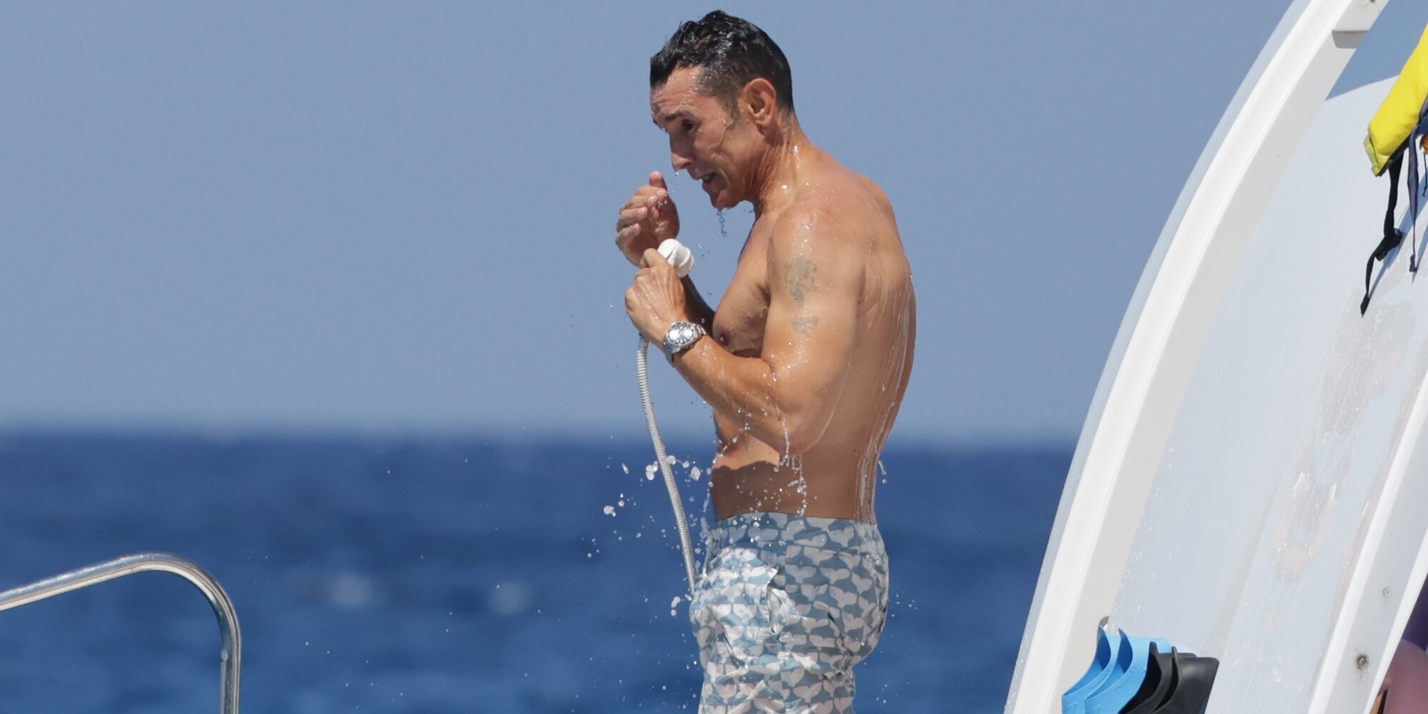 Jesús Vázquez luce cuerpazo en Ibiza en alta mar junto a su marido y demás amigos