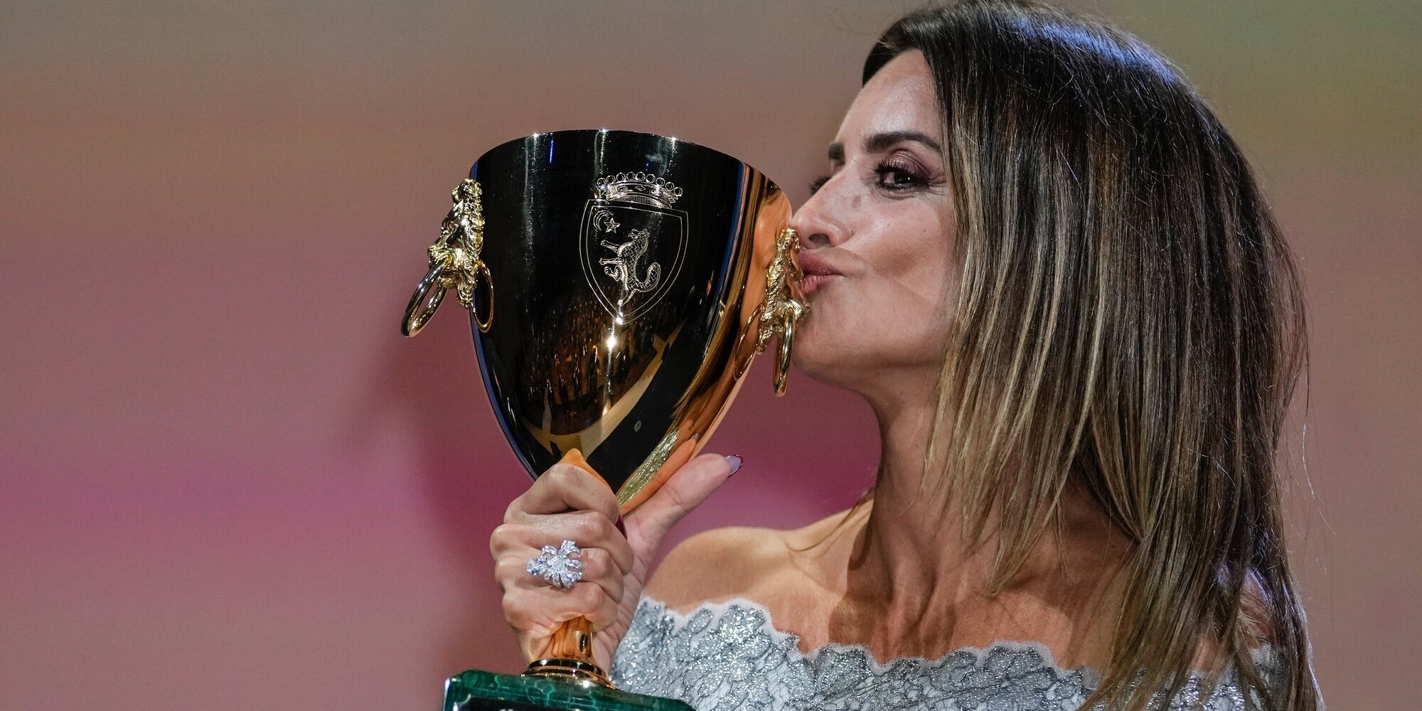 Penélope Cruz, primera española en conseguir la Copa Volpi en el Festival de Venecia por 'Madres paralelas'