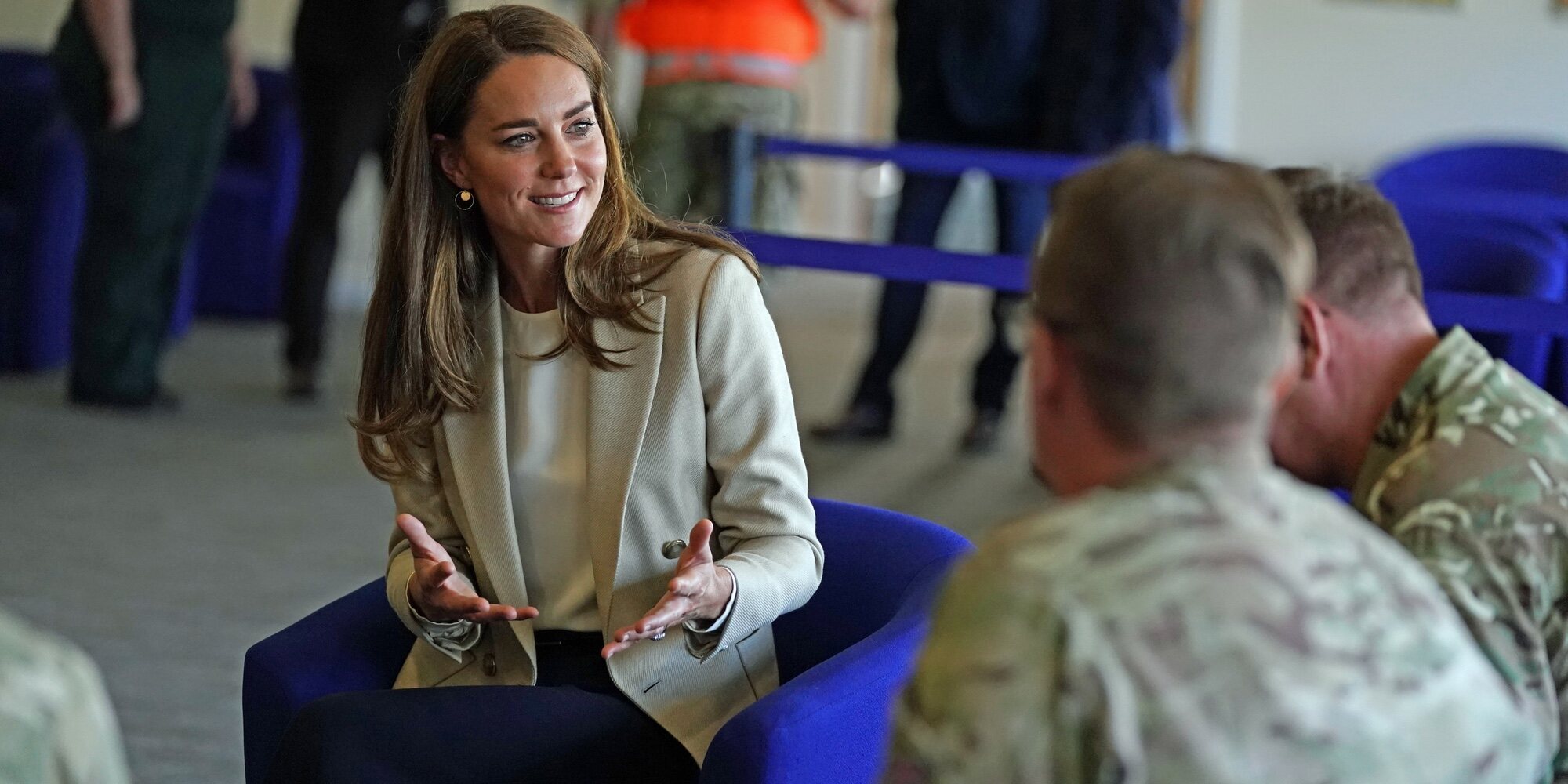 El regreso de Kate Middleton tras las vacaciones y su boda familiar: sonrisas y encuentro militar