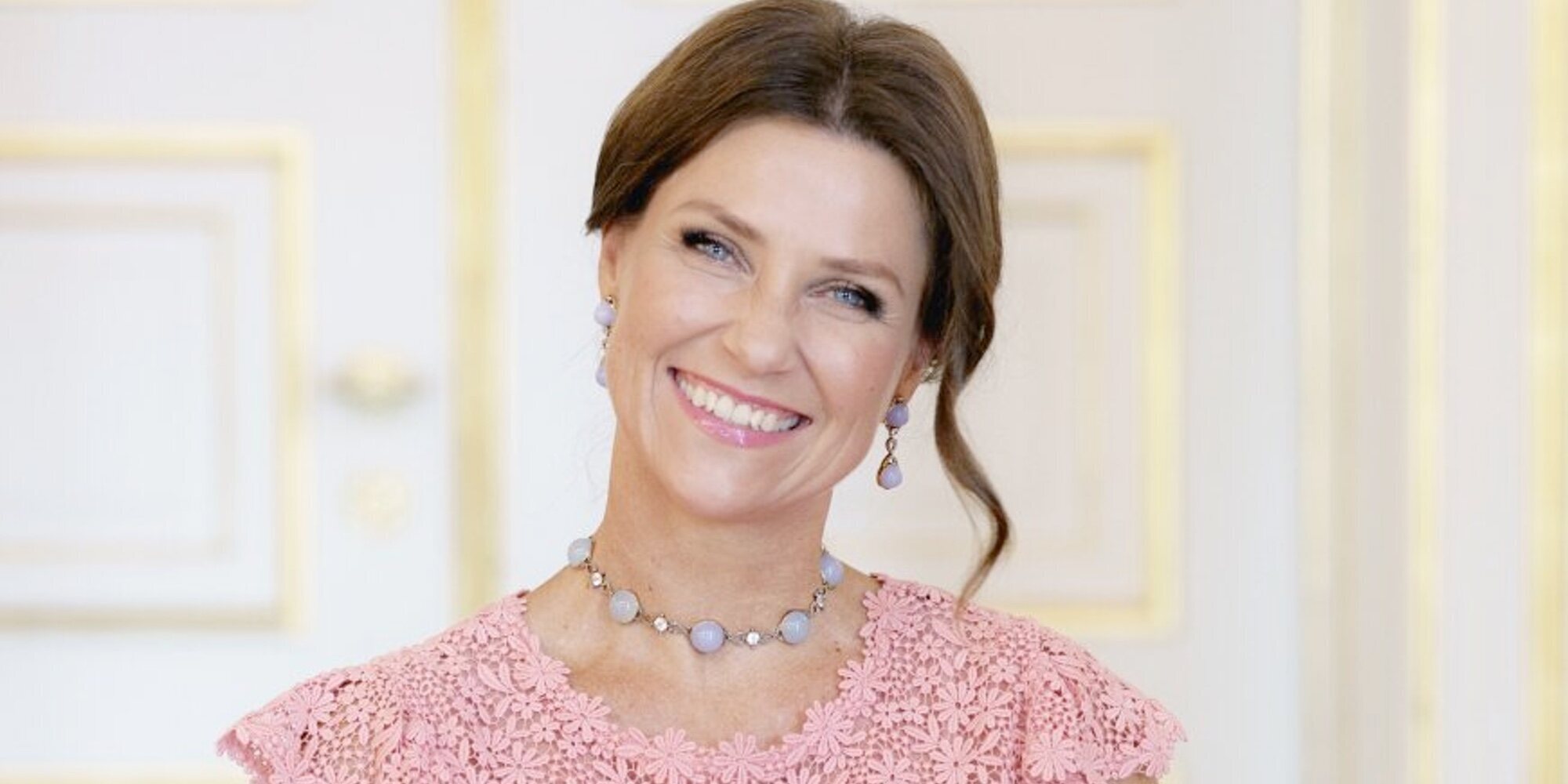 El posado de Marta Luisa de Noruega por su 50 cumpleaños: radiante, royal y sonriente