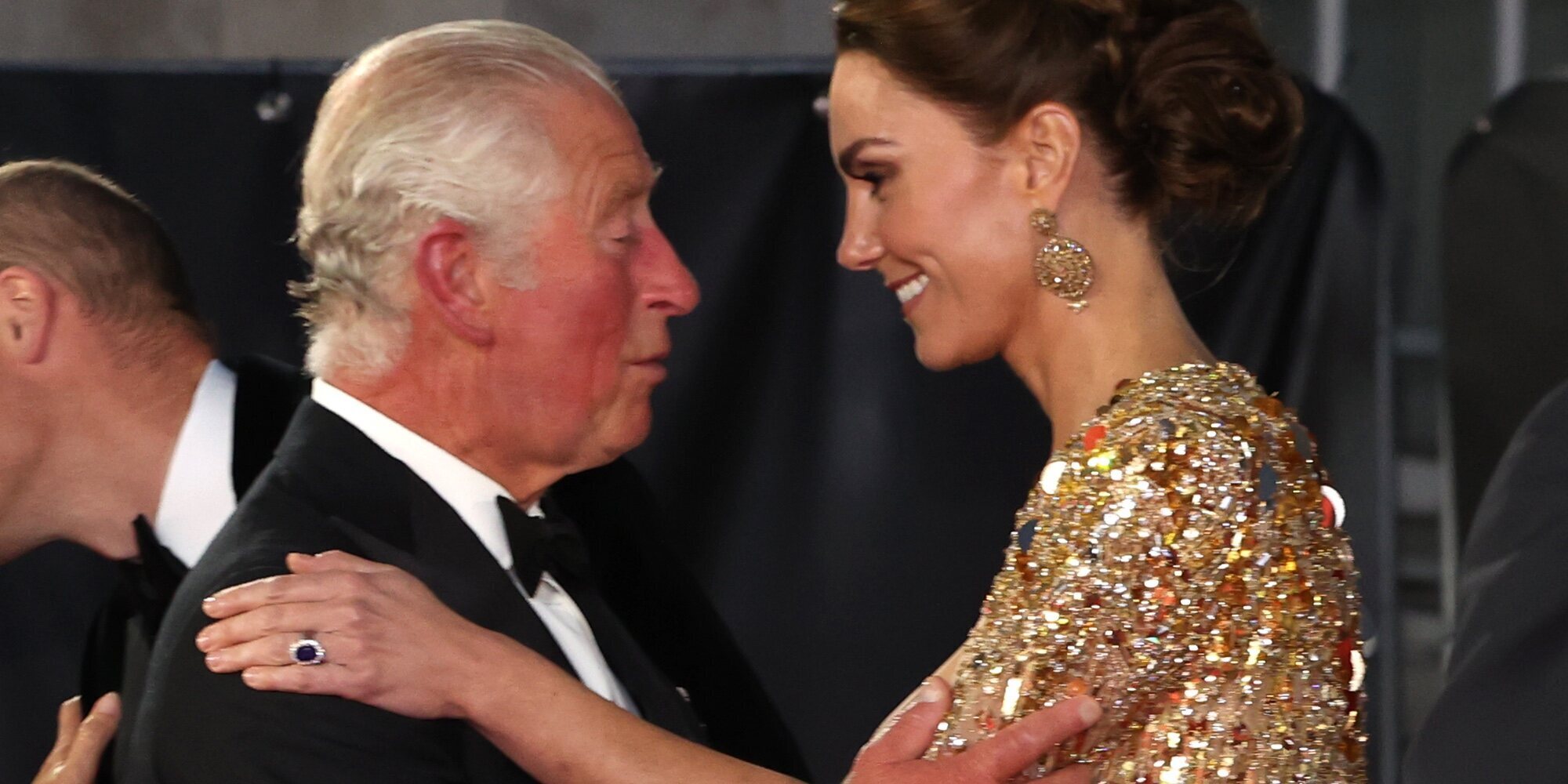 El cariño y complicidad del Príncipe Carlos y Kate Middleton en el estreno de 'Sin tiempo para morir'