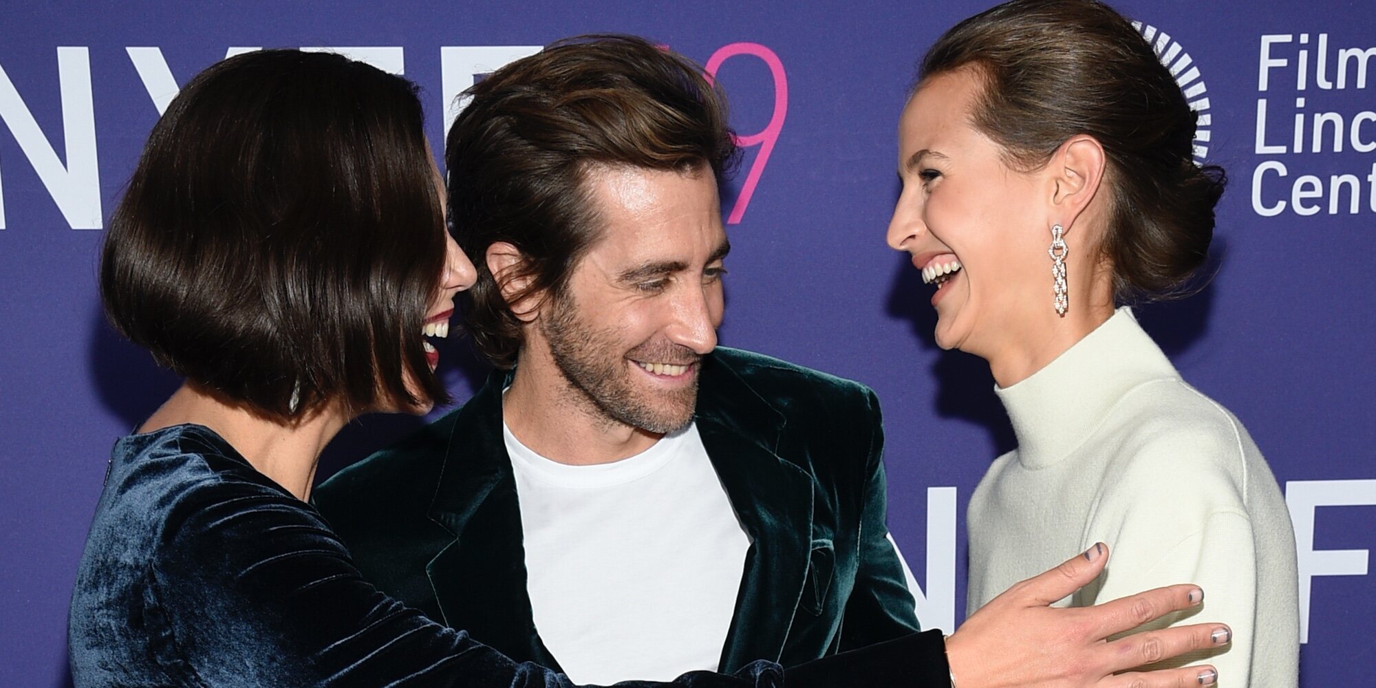 Jake Gyllenhaal posa en la alfombra roja con su novia Jeanne Cadieu en el Festival de Cine de Nueva York 2021
