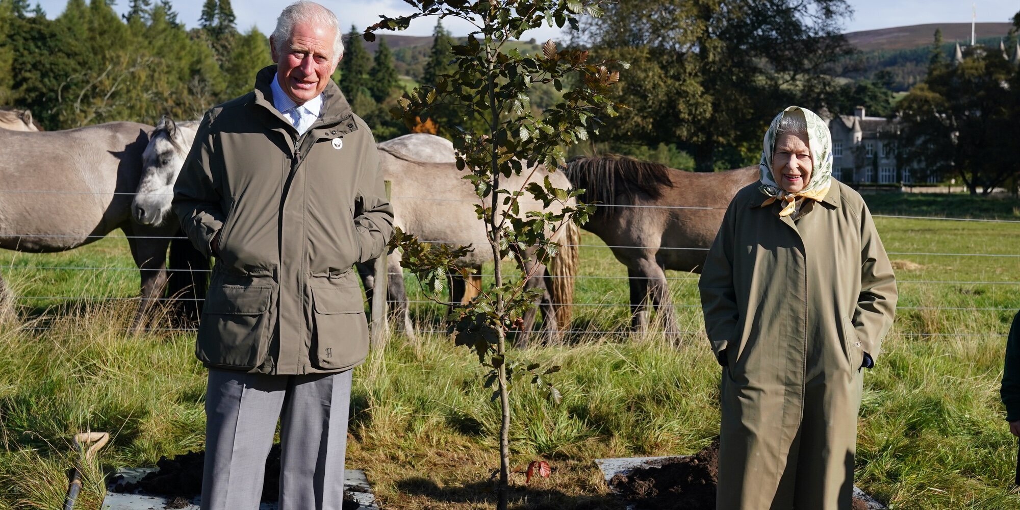 La Reina Isabel y el Príncipe Carlos, naturales y cercanos plantando un árbol en Balmoral