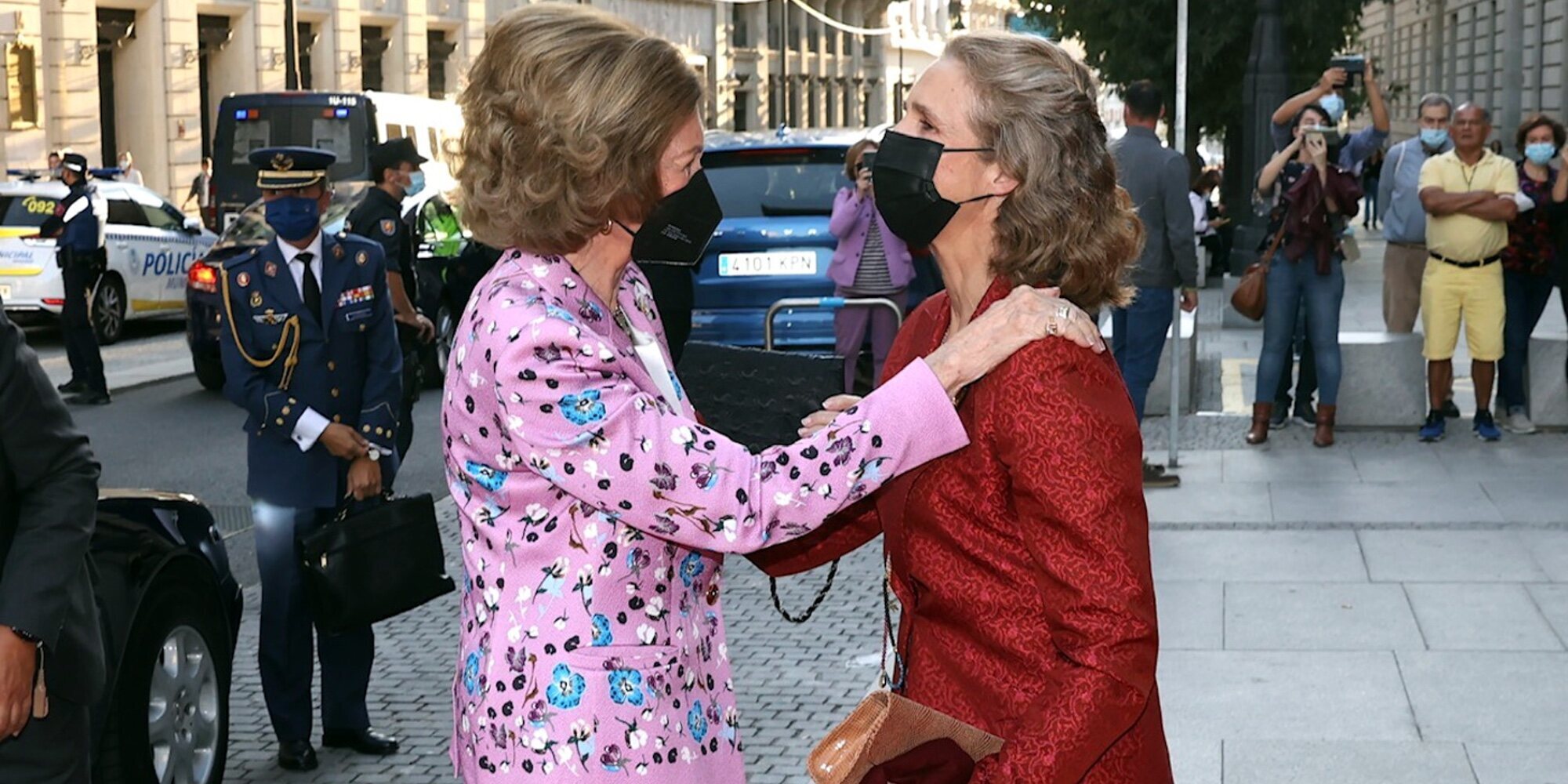 El cariñoso reencuentro oficial de la Reina Sofía y la Infanta Elena en presencia de Raphael