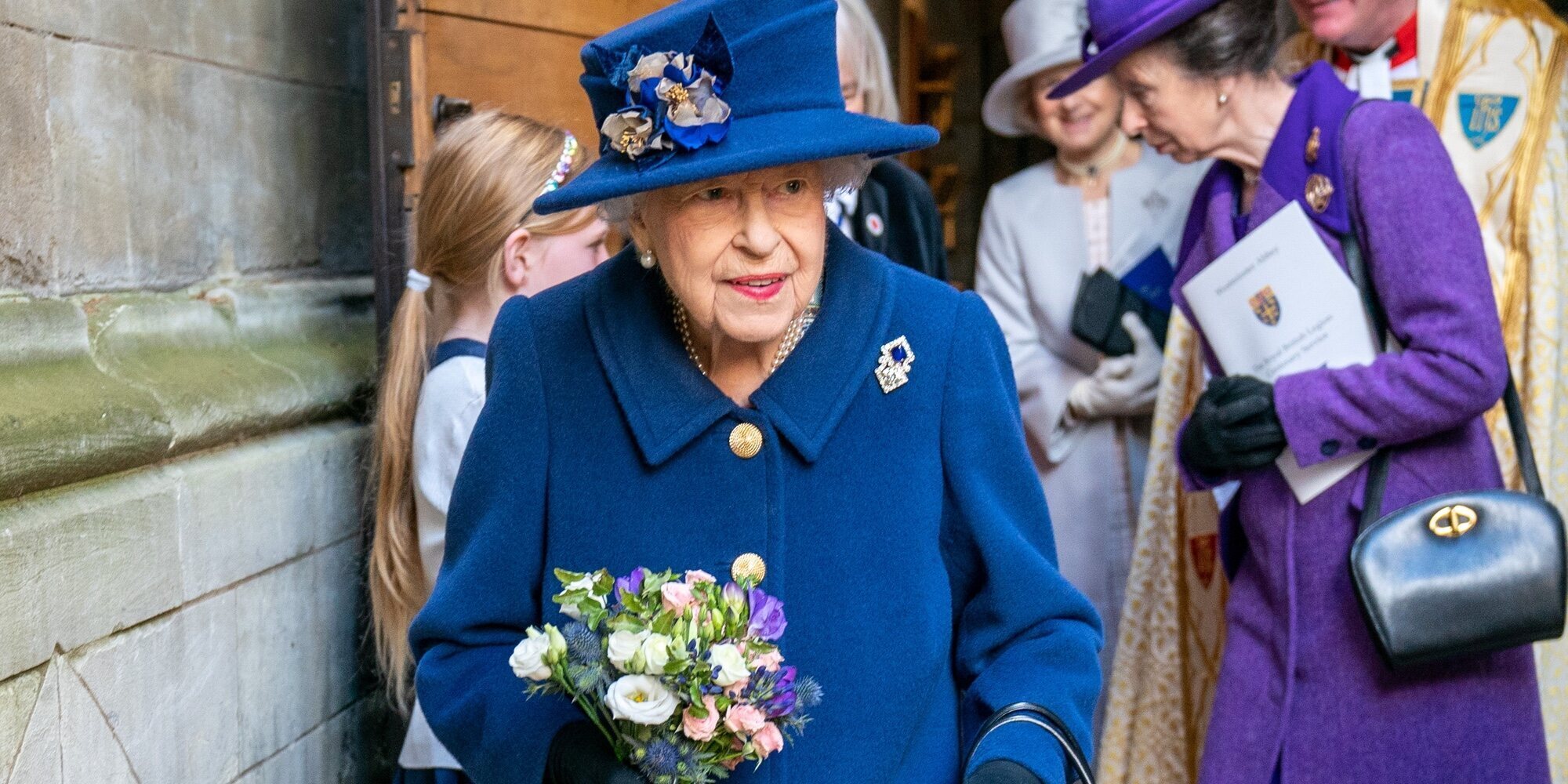 La Reina Isabel se apoya en un bastón en un acto en la Abadía de Westminster con la Princesa Ana