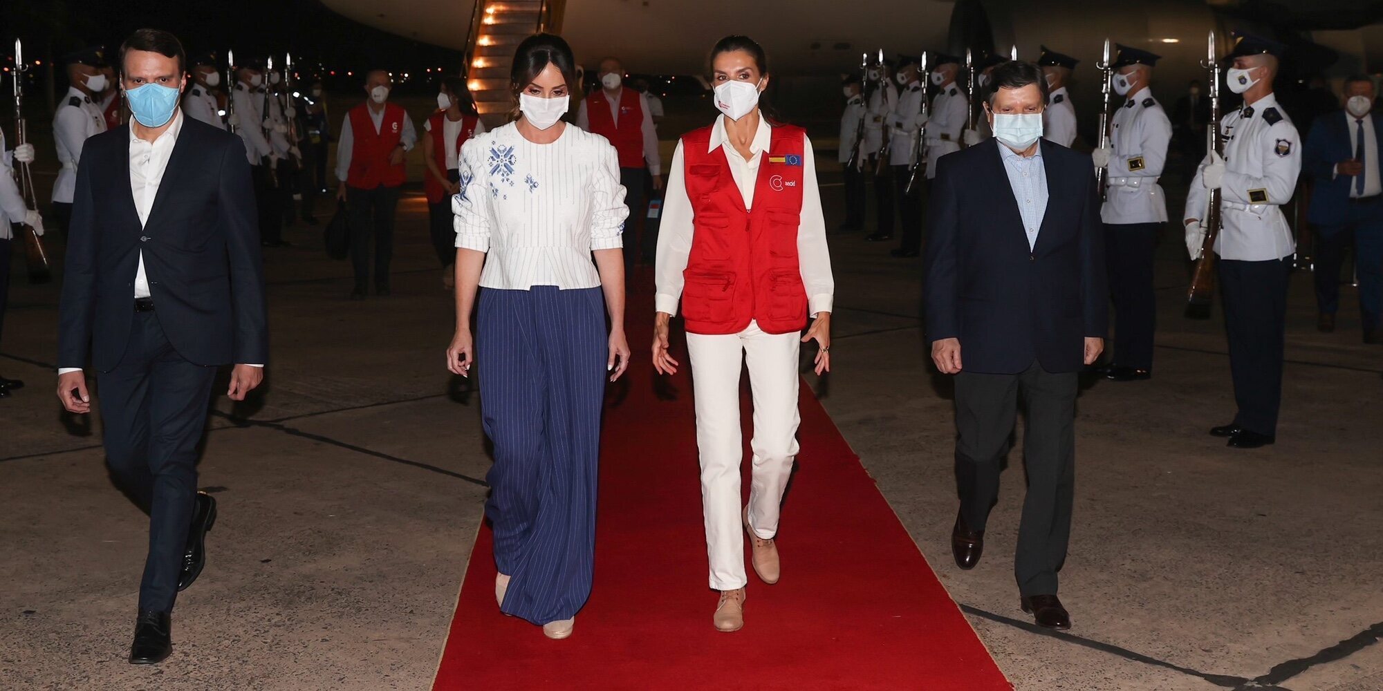 La Reina Letizia comienza su viaje de cooperación en Paraguay: gran recibimiento, ropa de cooperante y mucha expectación