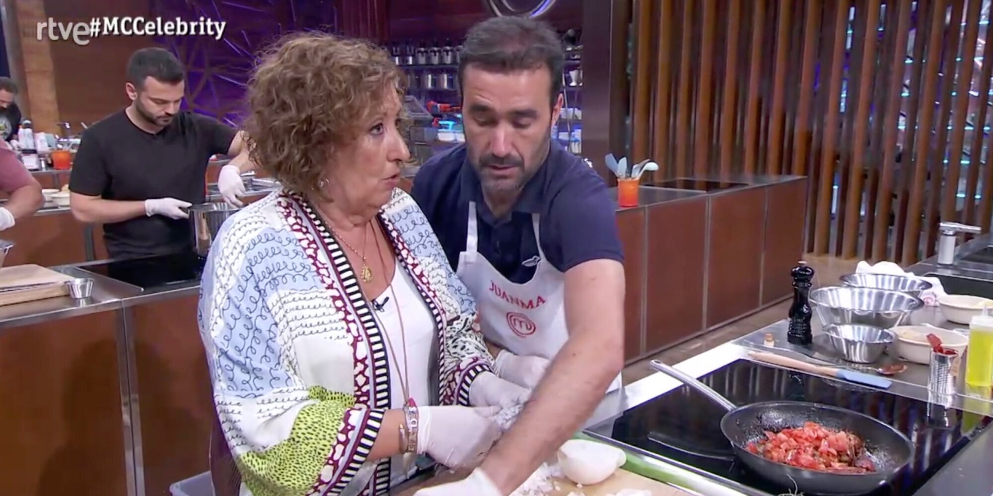 La madre de Juanma Castaño, la gran protagonista de 'Masterchef Celebrity' en su visita y cocinado con su hijo