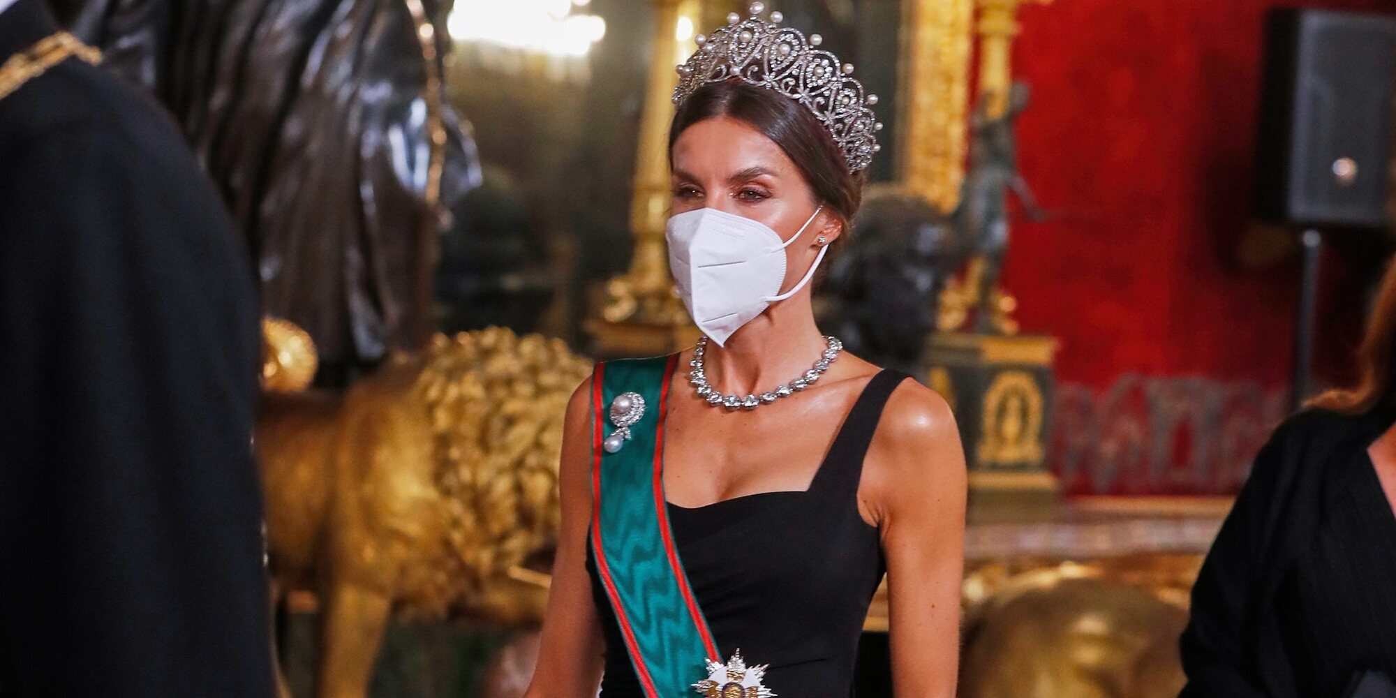 El esplendor de la Reina Letizia en la cena de gala al Presidente de Italia: vestido de estreno y el regreso de la tiaras