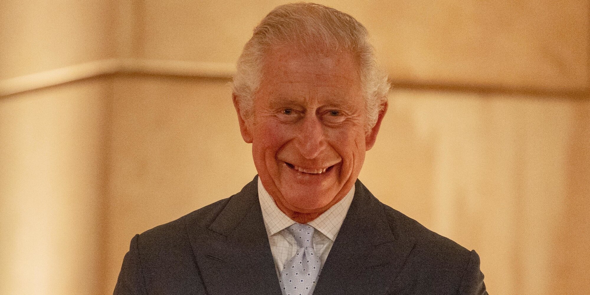 La broma del Príncipe Carlos sobre su edad para hablar sobre cómo se encuentra la Reina Isabel