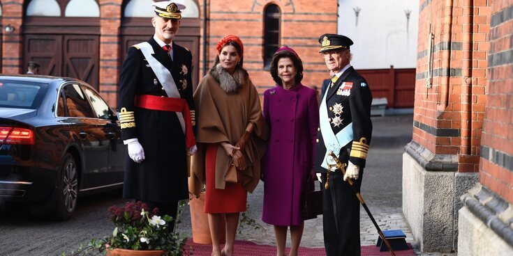 La bienvenida de los Reyes de Suecia a los Reyes Felipe y Letizia: saludos, carruaje y sin mascarillas