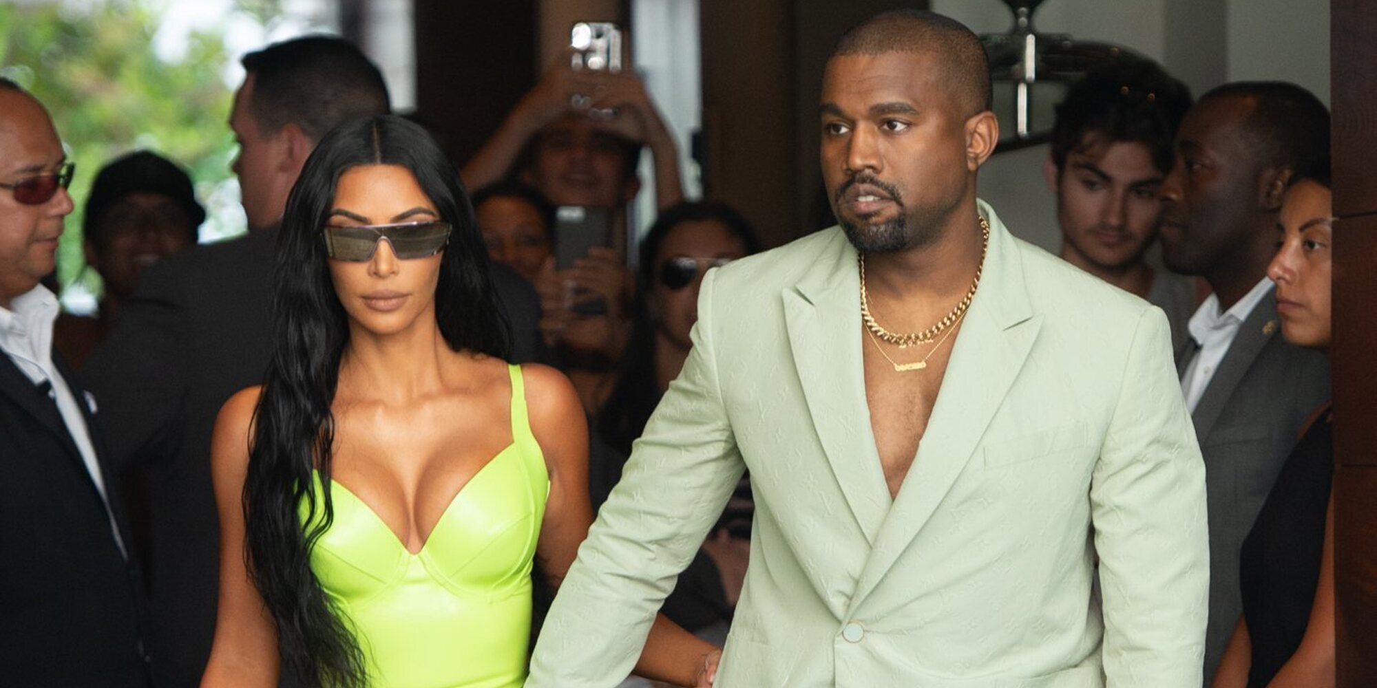 Kanye West dice que Dios hará que vuelva a estar con Kim Kardashian mientras esta pasea de la mano con Pete Davidson