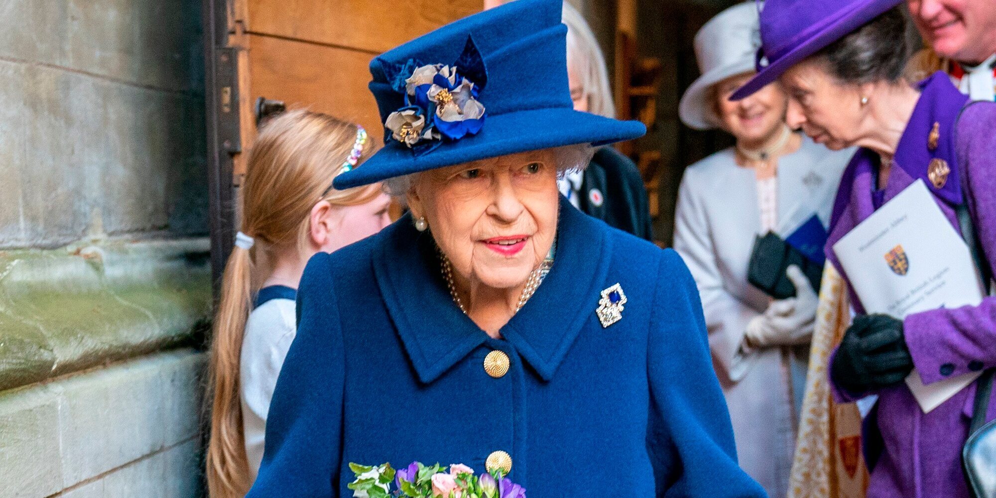 La Reina Isabel comunica al resto de la Familia Real Británica que está mejor y que les espera por Navidad