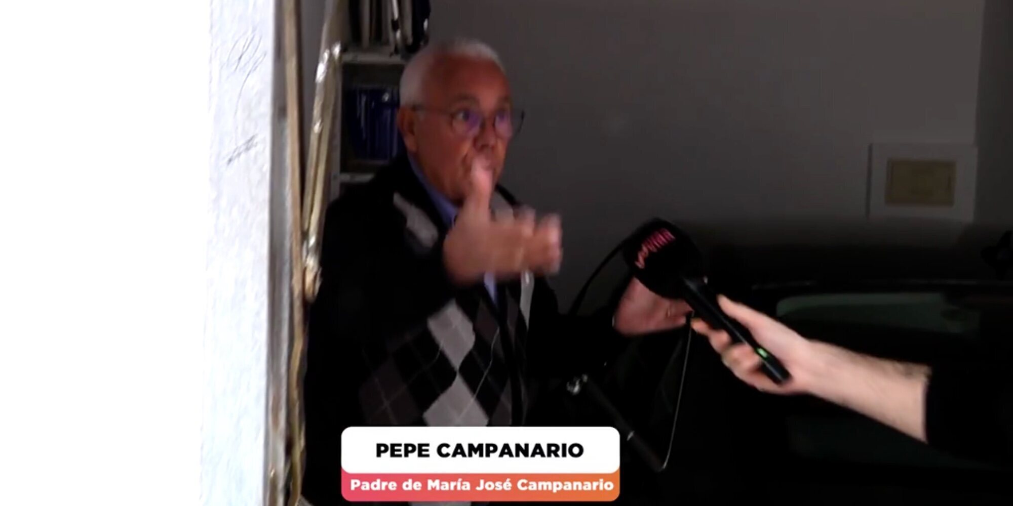 La agresiva reacción del padre de María José Campanario con los reporteros de 'Viva la Vida'