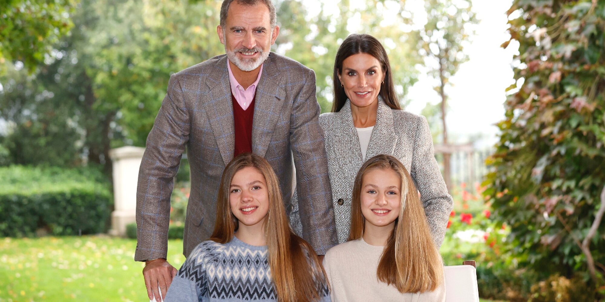 El posado familiar con el que los Reyes Felipe y Letizia, la Princesa Leonor y la Infanta Sofía felicitan la Navidad 2021