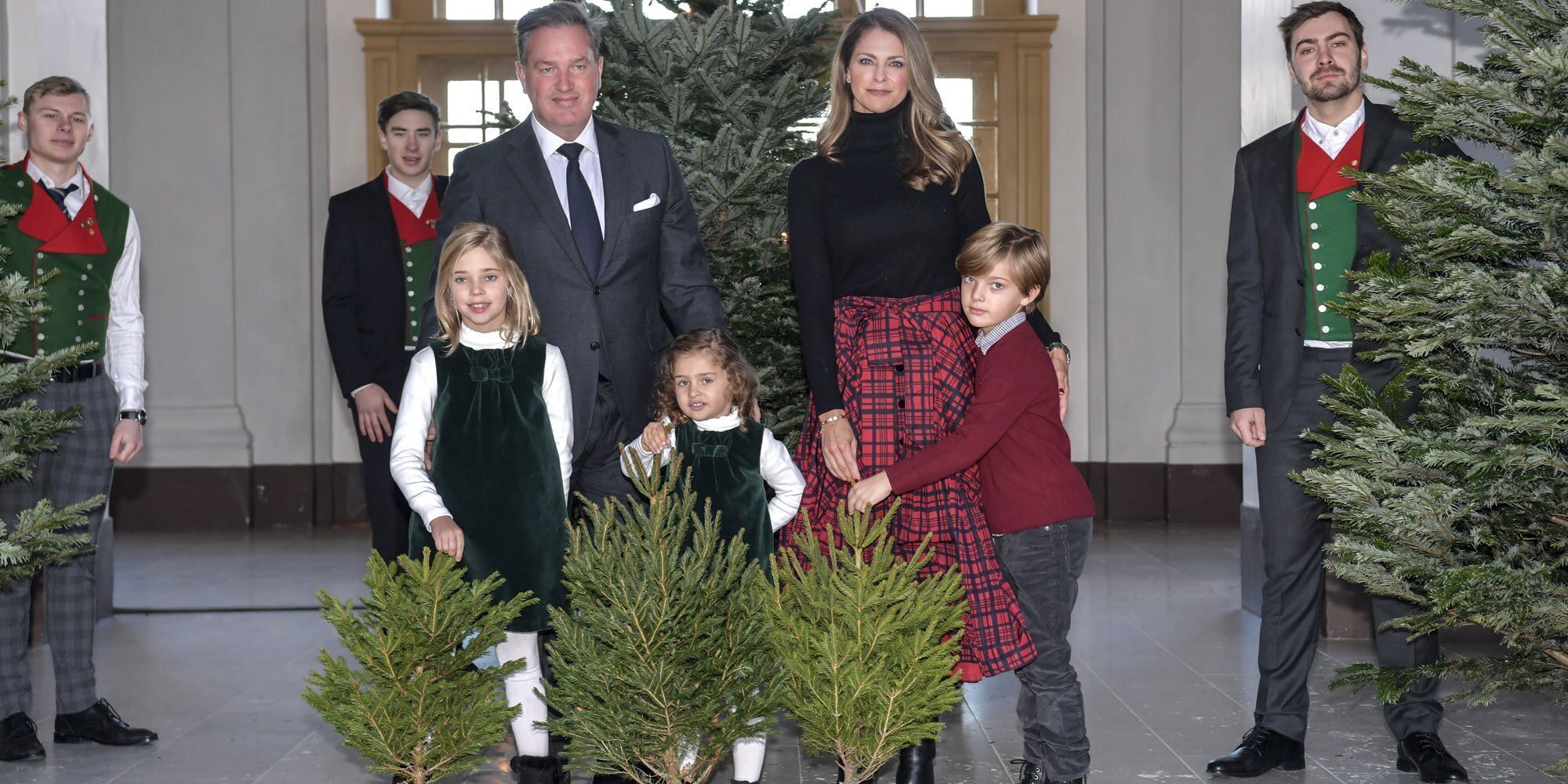 La mágica vuelta a casa por Navidad de Magdalena de Suecia y Chris O'Neill con sus hijos Leonor, Nicolás y Adrienne
