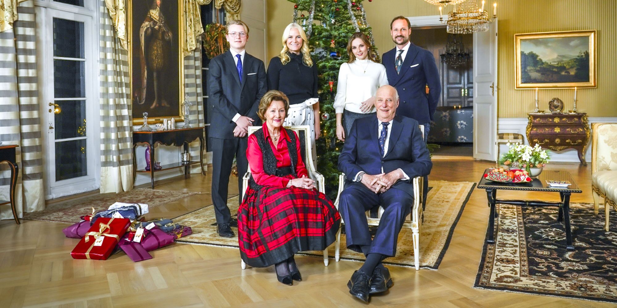 El posado navideño de la Familia Real Noruega: un gesto cómplice, un cambio y sus planes para las fiestas