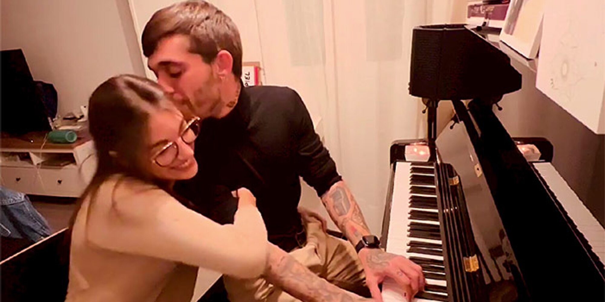 Ana Guerra y Víctor Elías confirman su relación entre música y besos