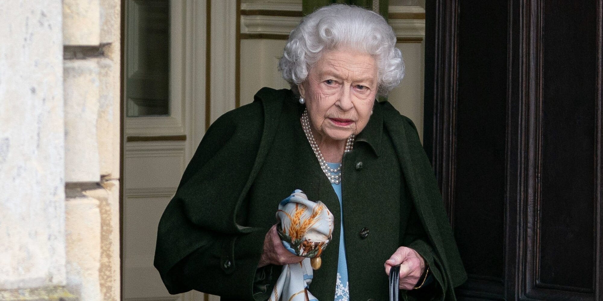 La Reina Isabel reconoce por primera vez en público sus problemas de movilidad