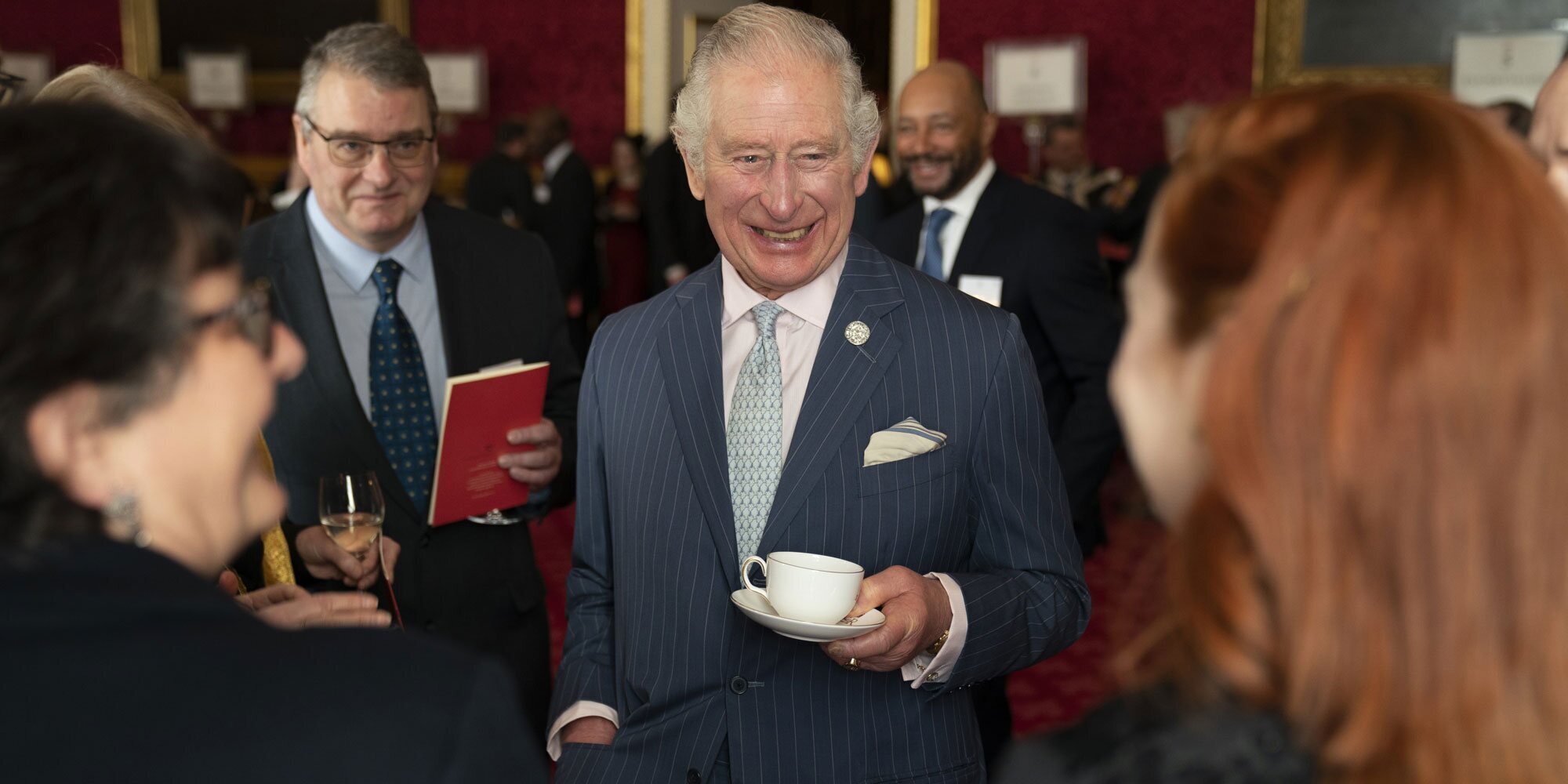 La reaparición del Príncipe Carlos tras recuperarse: sonrisas y la mejor compañía para olvidar los escándalos