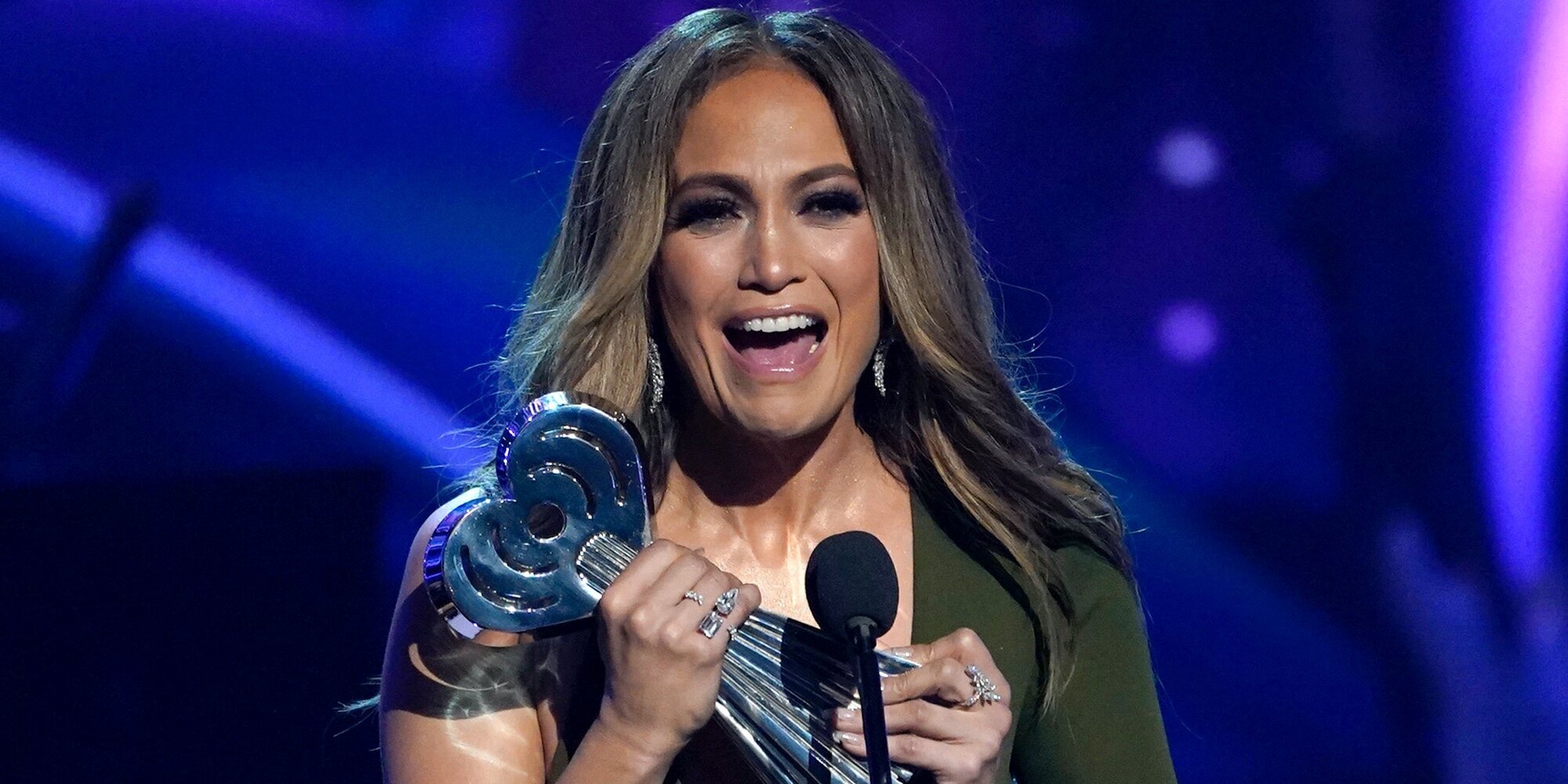La emoción de Jennifer Lopez al ser premiada ante la orgullosa mirada de Ben Affleck y su hija Emme