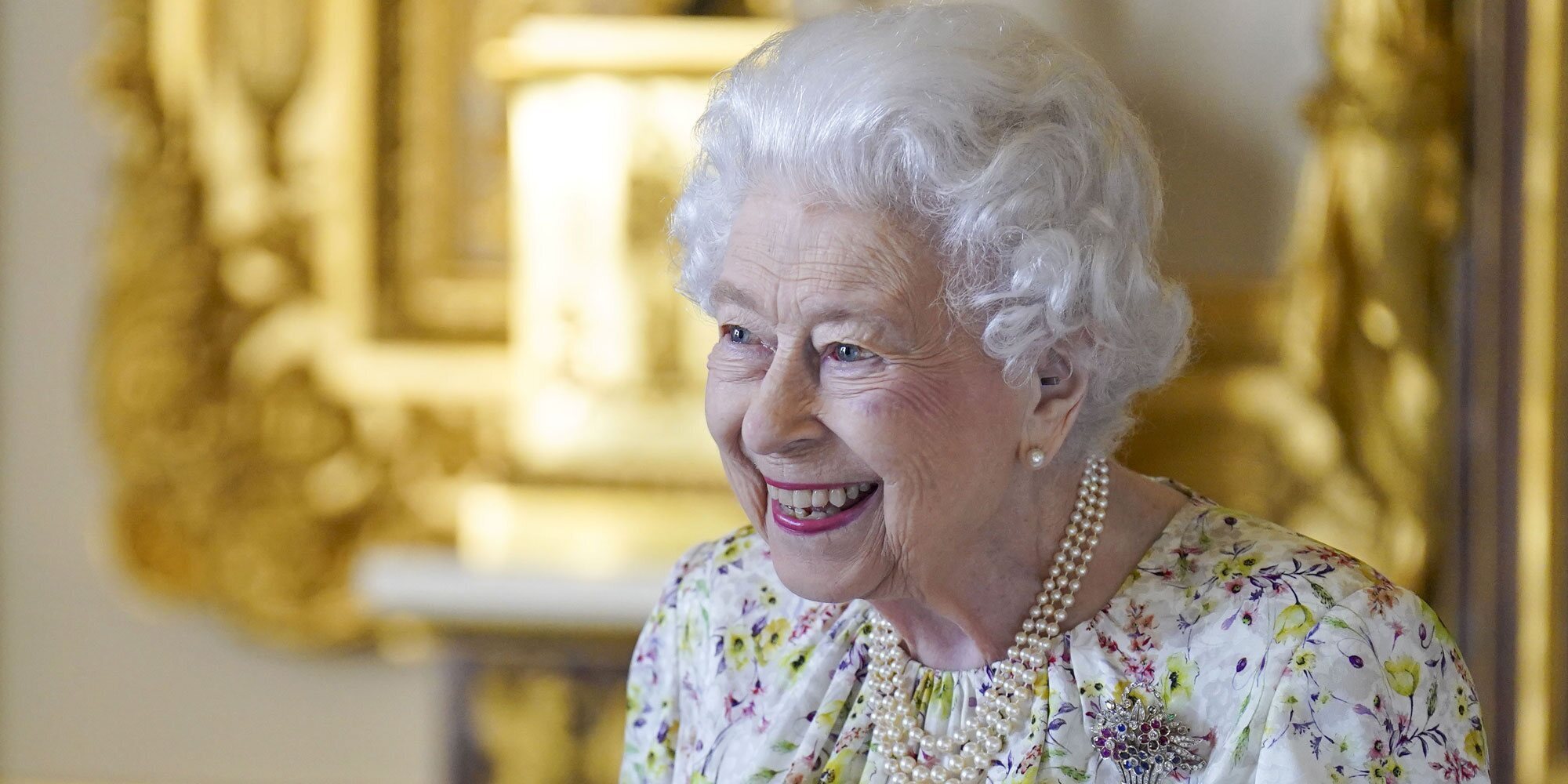 La esperanzadora aparición de la Reina Isabel en Windsor Castle: un bastón, una sonrisa y una ilusión