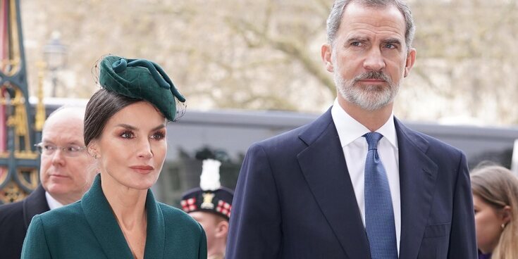 Los Reyes Felipe y Letizia en el homenaje al Duque de Edimburgo: un color señalado, un gesto y un reencuentro