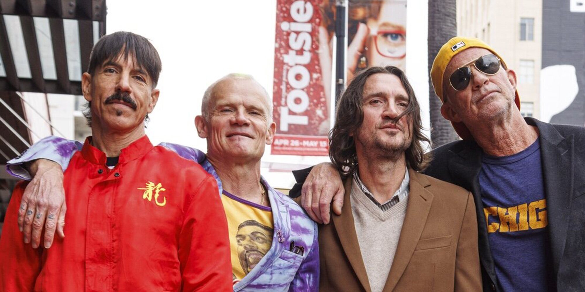 La banda de rock Red Hot Chili Peppers recibe su estrella en el Paseo de la Fama de Hollywood