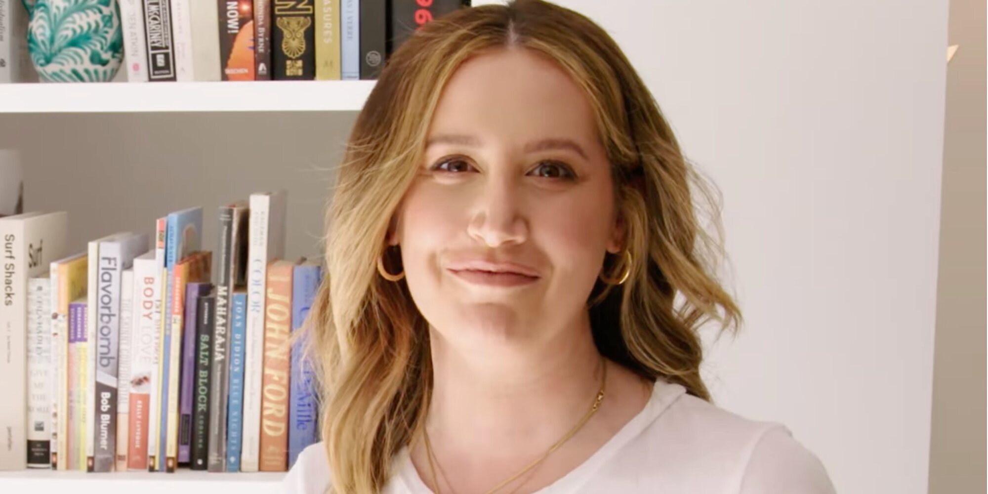 Ashley Tisdale responde a las críticas por decir que compró 400 libros solo para llenar las estanterías