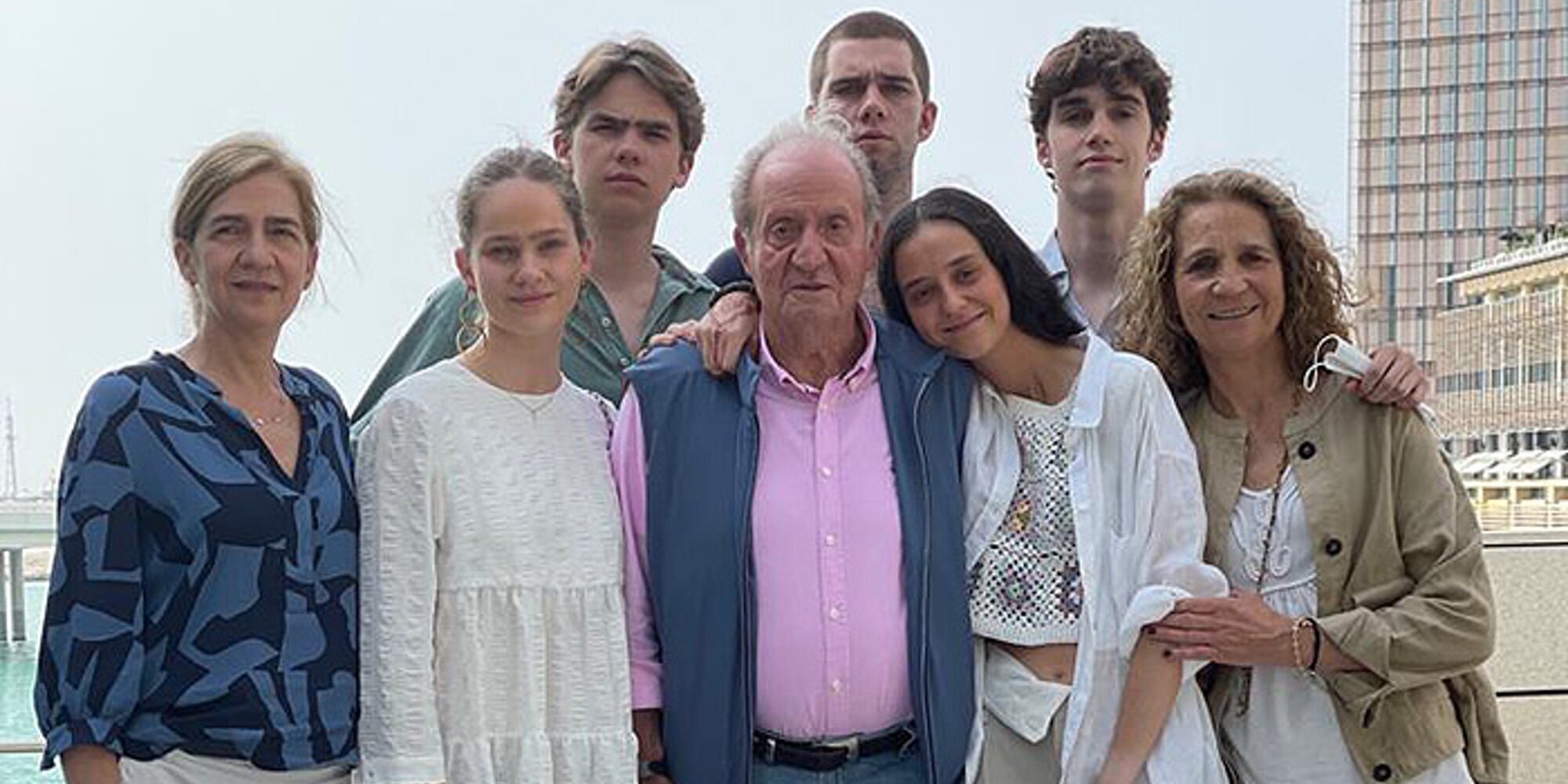 El Rey Juan Carlos recibe la visita de sus hijas Elena y Cristina y sus nietos en Abu Dabi