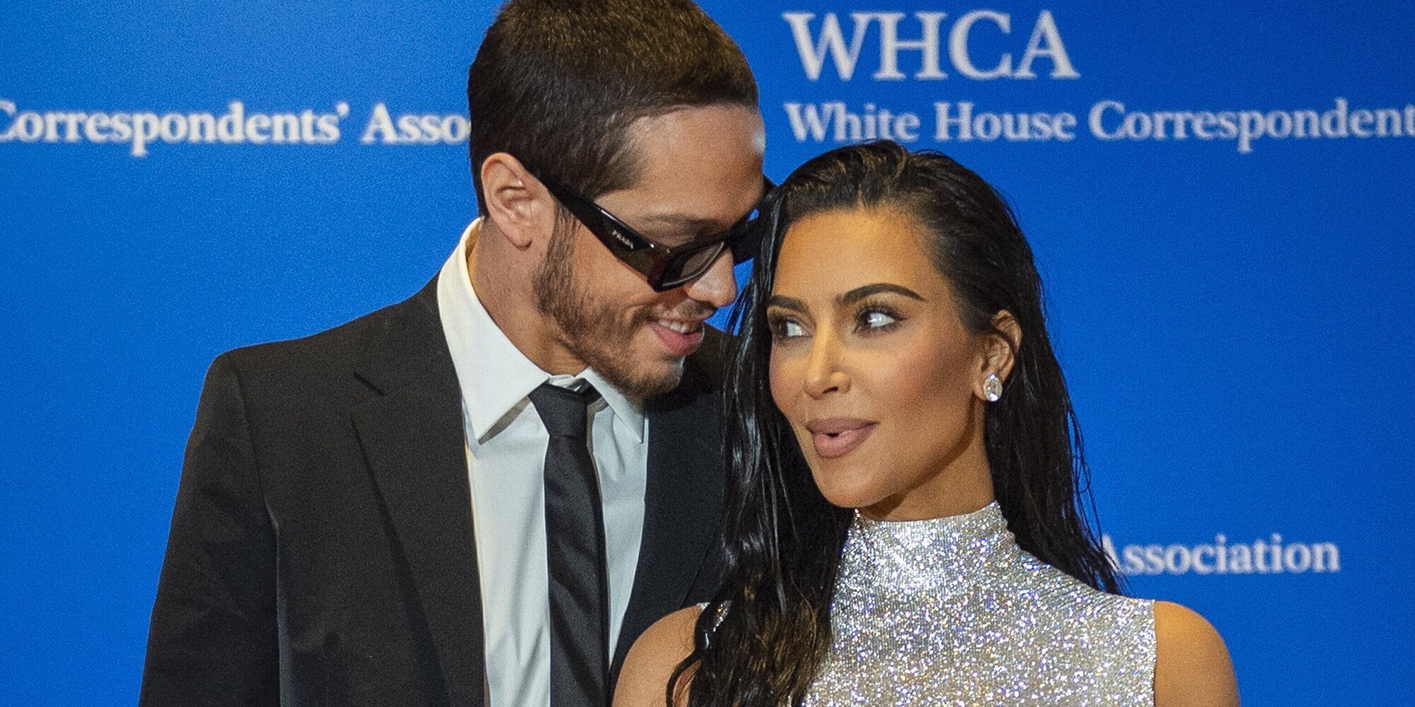 Kim Kardashian y Pete Davidson hacen su debut oficial como pareja en la Cena de Corresponsales de la Casa Blanca