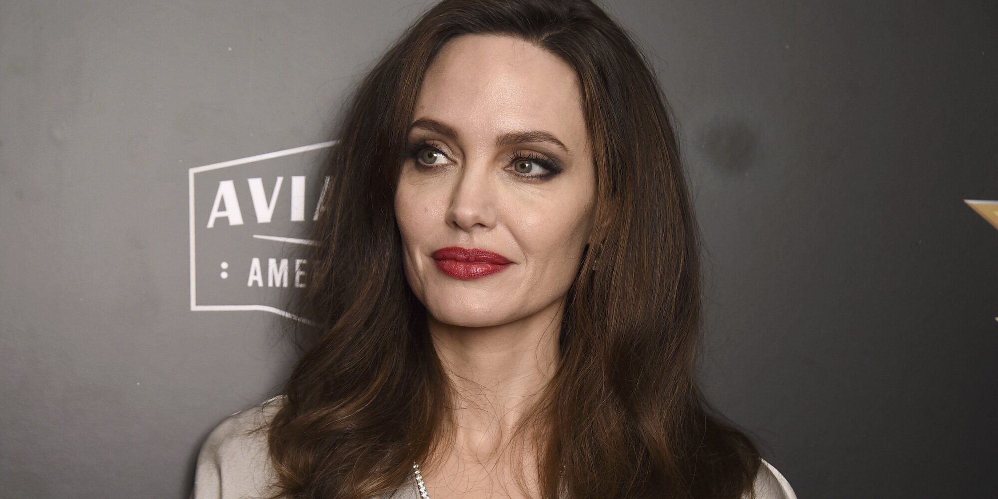 Angelina Jolie, evacuada por una alerta por bombardeo durante su visita a una estación de tren de Ucrania