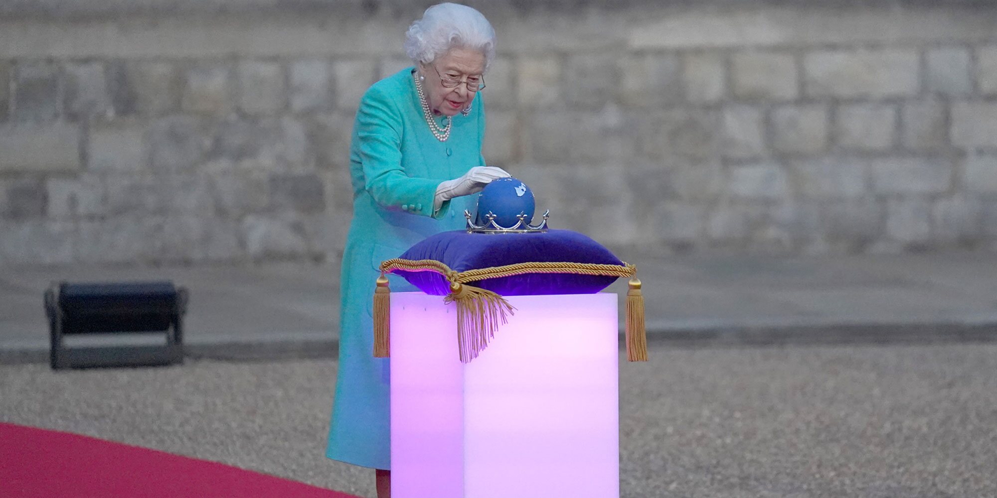 La emoción de la Reina Isabel en el encendido por el Jubileo de Platino tras un intenso Trooping the Colour y una cancelación