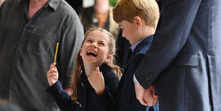 La espontaneidad de la Princesa Carlota en su visita a Gales con sus padres y el Príncipe Jorge por el Jubileo de Platino