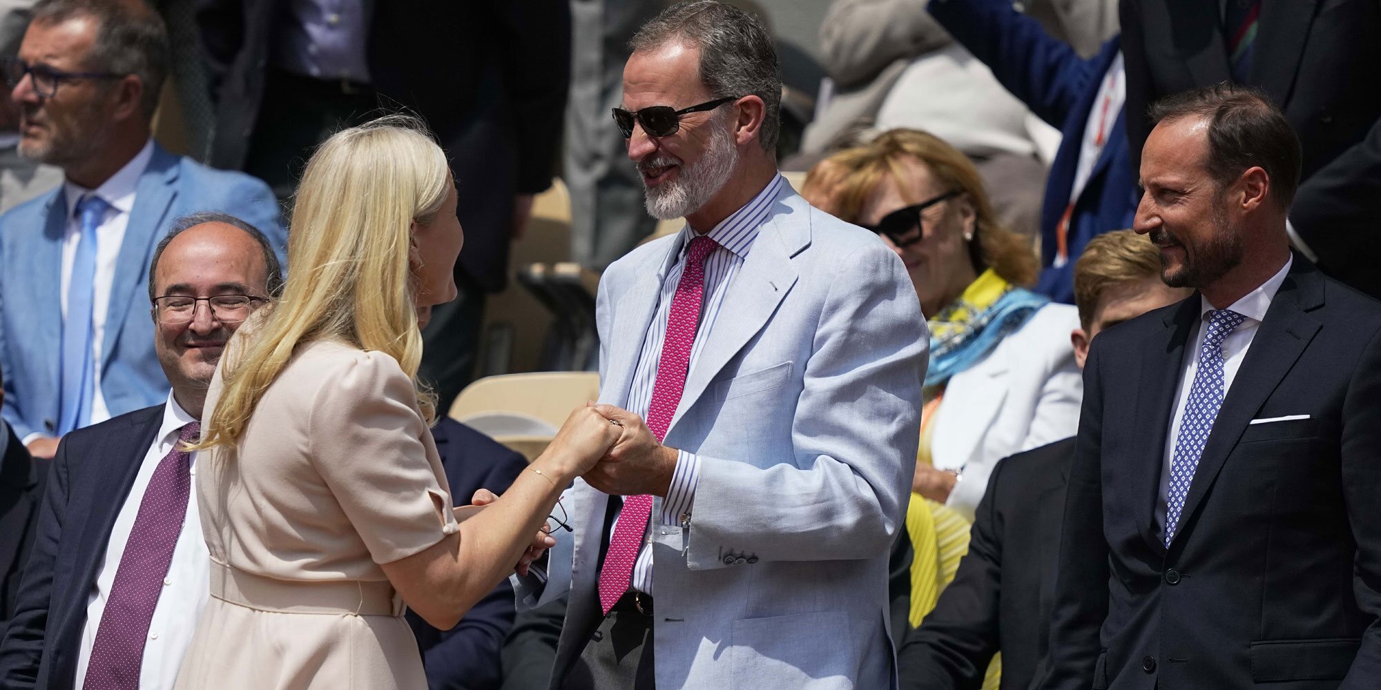 Felipe VI muestra su buena relación con Haakon y Mette-Marit de Noruega en la final de Roland Garros que ganó Rafa Nadal