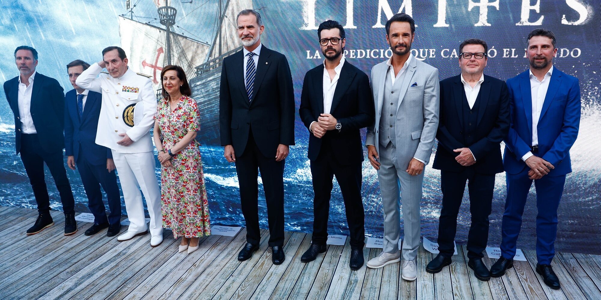 El Rey Felipe posa por primera vez en un photocall junto a Álvaro Morte y Rodrigo Santoro