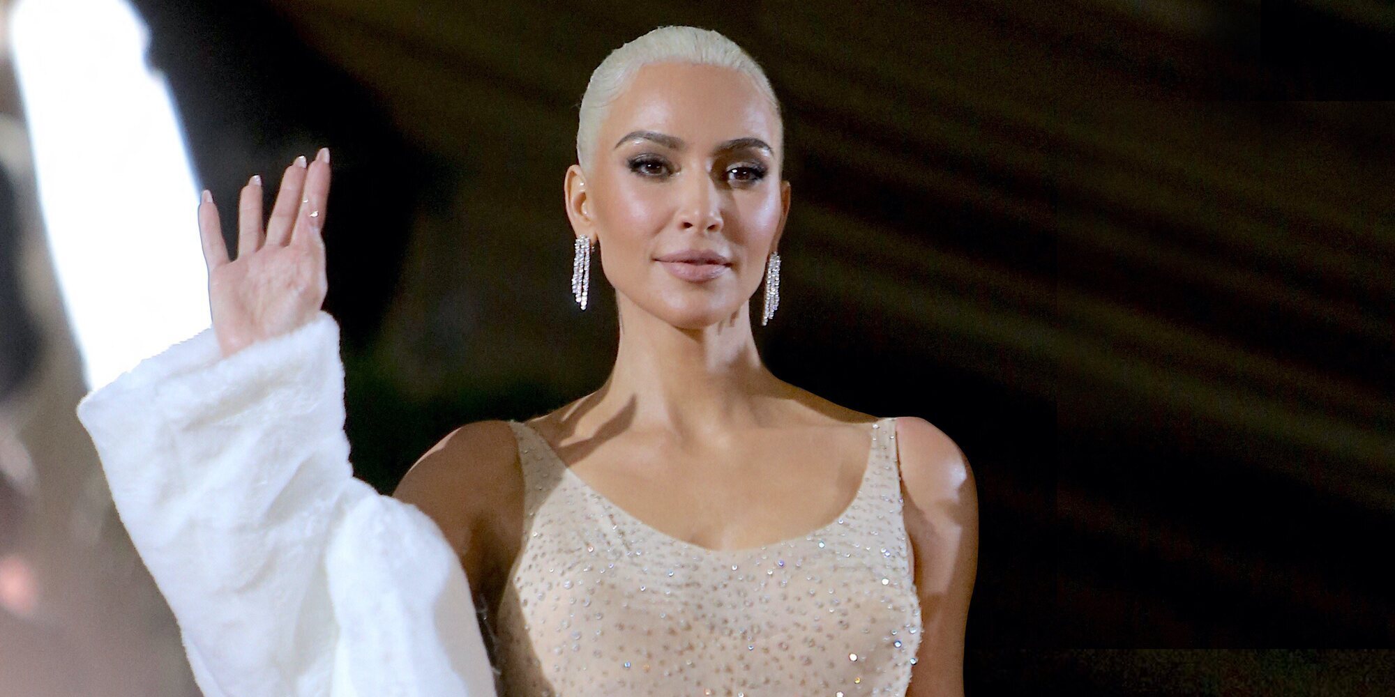 Salen a la luz las imágenes de los daños ocasionados por Kim Kardashian en el vestido de Marilyn Monroe