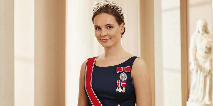 El primer posado de Ingrid Alexandra de Noruega con tiara y condecoraciones para celebrar su 18 cumpleaños