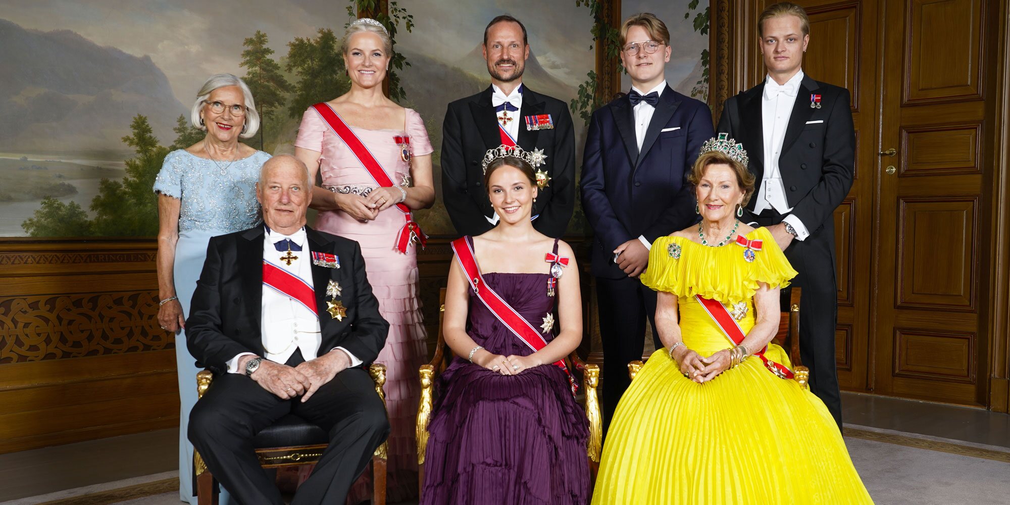 Las fotos oficiales de la cena de gala de Ingrid Alexandra de Noruega: familia, los royals invitados y los jóvenes herederos